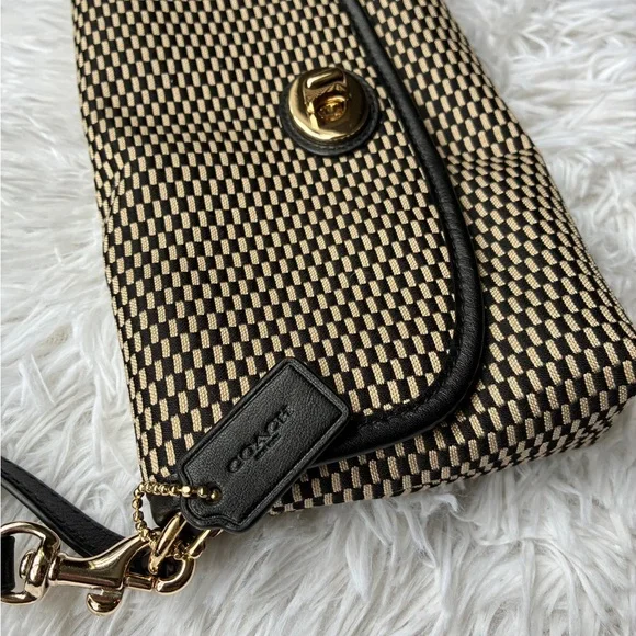 Coach Checkered Jacquard Turnlock Wristlet 🖤 - Picture 9 of 10